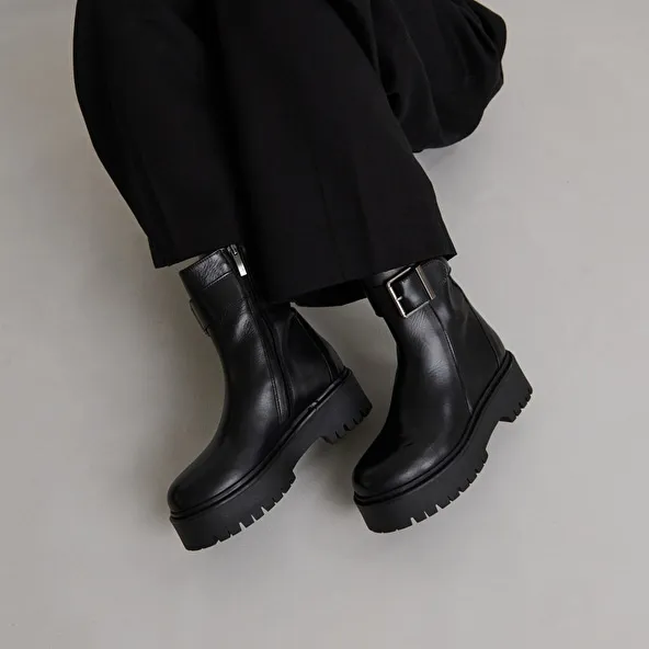 Ankle boots with notched soles in black leather