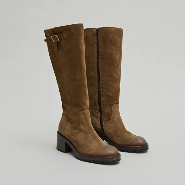 Boots with notched soles in taupe suede