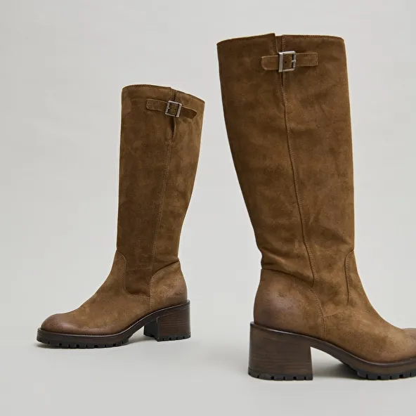 Boots with notched soles in taupe suede