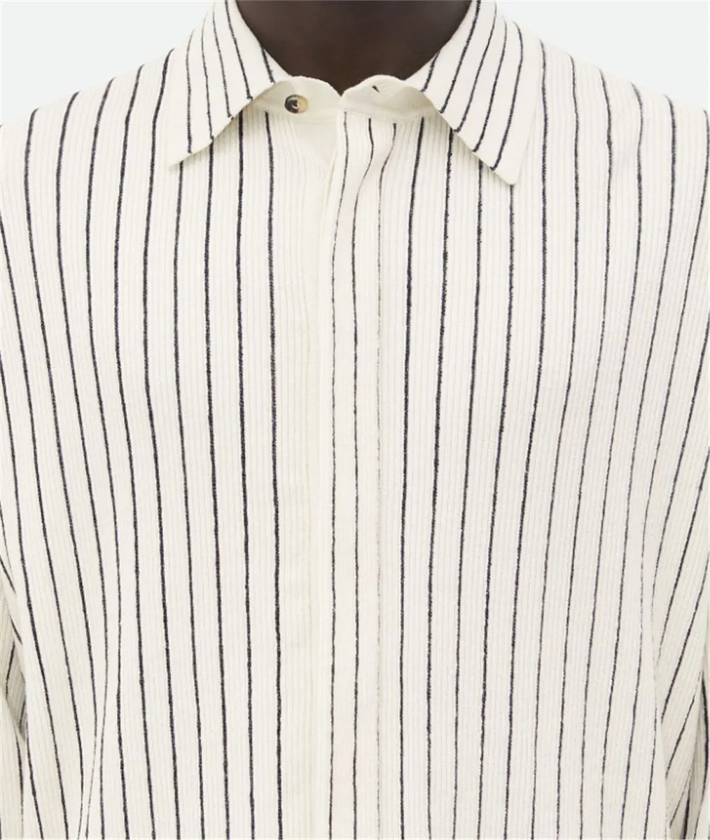 PINSTRIPE SHIRT IN FINE KNITTED LINEN.